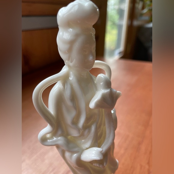 Vintage Glazed White Japanese Buddhist Beautifully Posed Kwan Yin - Picture 3 of 6